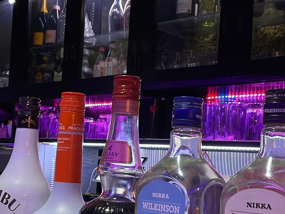 バックバーに並ぶお酒のボトル